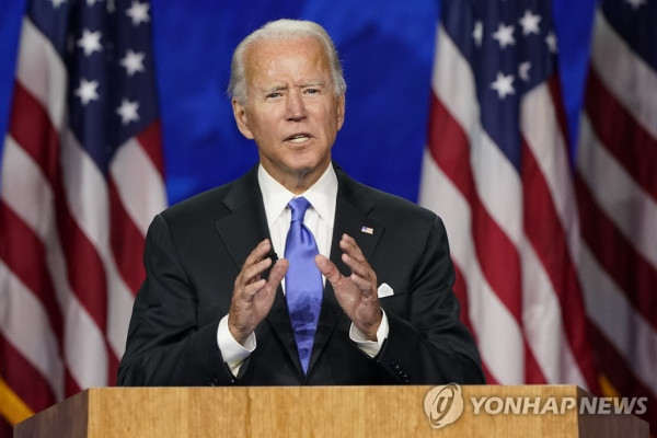 미국 민주당 대선후보 수락 연설하는 바이든 (윌밍턴 AP=연합뉴스) 조 바이든 전 미국 부통령이 민주당 전당대회 마지막 날인 20일(현지시간) 델라웨어주 윌밍턴의 체이스 센터에서 대선후보 수락 연설을 하고 있다. leekm@yna.co.kr