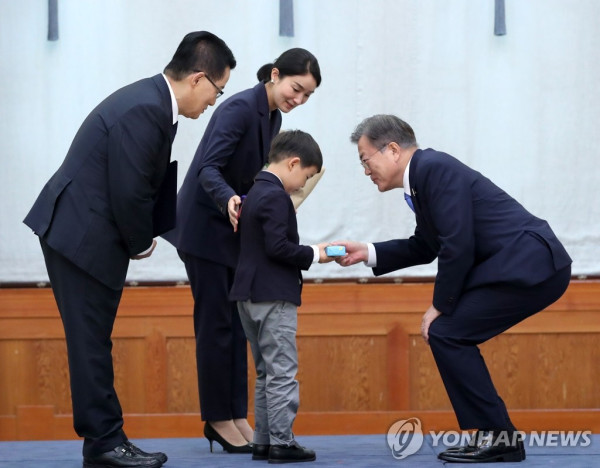 박지원 국정원장 손자에게 선물 주는 문 대통령 (서울=연합뉴스) 김주성 기자 = 문재인 대통령이 29일 청와대에서 박지원 신임 국가정보원장에게 임명장을 수여한 뒤 박 원장의 손자에게 선물을 건네고 있다. 2020.7.29 utzza@yna.co.kr