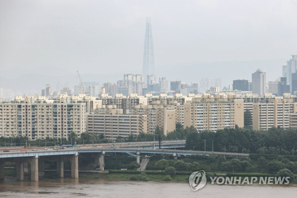 서울 용산구 유엔빌리지 인근에서 바라본 압구정동 현대아파트의 모습 [연합뉴스 자료사진]