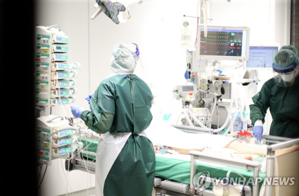 중환자실서 코로나19 환자 돌보는 독일 의료진 (사진 출처: 연합뉴스)