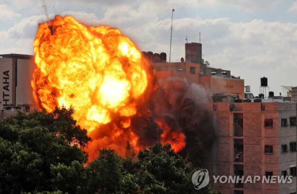 이스라엘군 공습으로 화염 치솟는 팔레스타인 가자지구 건물 (가자시티 AFP=연합뉴스) 13일(현지시간) 이스라엘군의 공습을 맞은 팔레스타인 가자지구 한 건물에서 화염이 치솟고 있다. 지난 10일부터 12일까지 사흘간 이스라엘은 가자지구를 350여 차례 공습했으며, 가자지구로부터 발사된 로켓포는 1천500발이 넘는다. 이는 지난 2014년 50일간 지속됐던 양측의 교전 이후 가장 심각한 무력 충돌이다. 