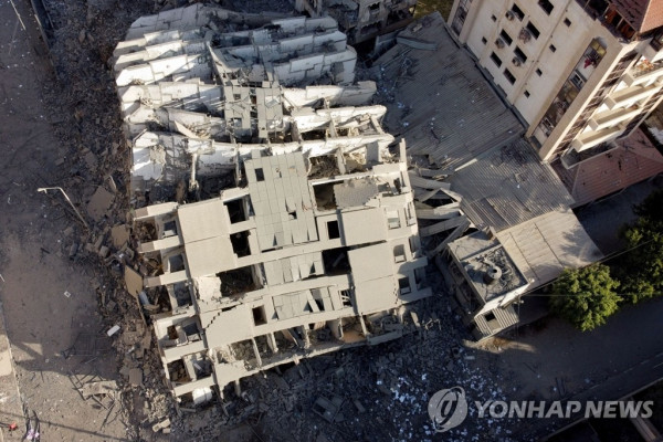 이스라엘군 공습에 무너져내린 가자지구 고층 건물 [가자시티 로이터=연합뉴스]