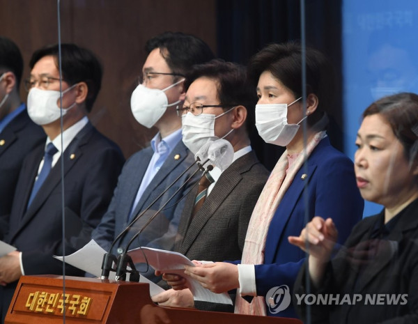 공수처장 후보 추천 무산 회견하는 민주당 법사위원 (서울=연합뉴스) 안정원 기자 = 국회 법제사법위원회 더불어민주당 백혜련 간사와 법사위원들이 19일 오전 서울 여의도 국회 소통관에서 공수처장 후보 추천 무산 관련 기자회견을 하고 있다. 2020.11.19 jeong@yna.co.kr