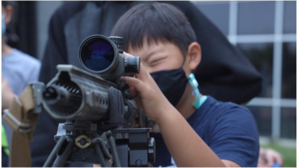 함께한 어린이들은 스나이퍼 총을 직접 만져보고, 망원경으로 직접 보는 기회를 가졌다.