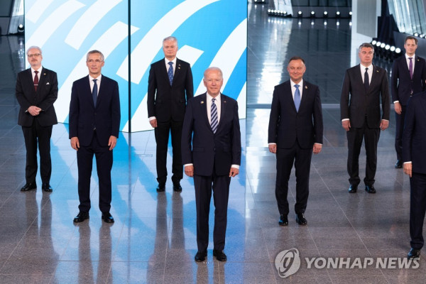 14일 벨기에 브뤼셀에서 열린 북대서양조약기구(나토·NATO) 정상회의에서 회원국 정상들이 사진 촬영을 하고 있다. [AP=연합뉴스]