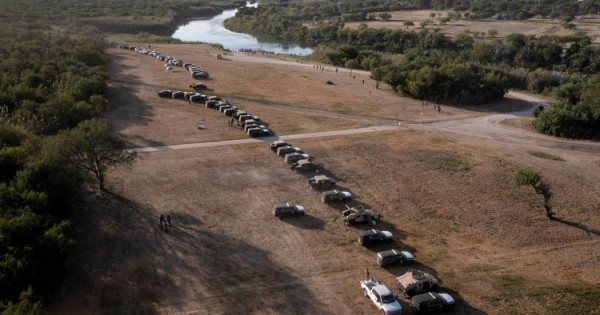 리오그란데 강을 따라 세워진 관용 차량들 (사진 출처: 텍사스 트리뷴 / 로이터)