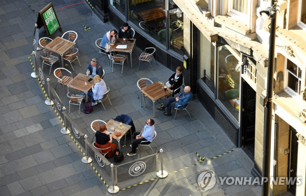 뉴캐슬의 한 식당 야외 좌석에서 식사하는 시민들 [AFP=연합뉴스]