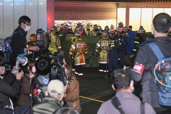 도쿄 전철 테러 현장에 출동한 소방관들 (사진 출처: 연합뉴스)