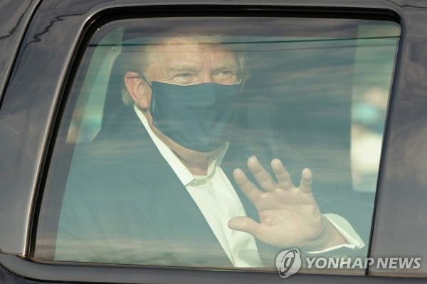 차 안에서 지지자들에게 손 흔드는 트럼프 (베데스다 AFP=연합뉴스) 도널드 트럼프 미국 대통령이 4일(현지시간) 신종 코로나바이러스 감염증(코로나19)으로 입원 중인 메릴랜드주 베데스다의 월터 리드 군 병원 밖으로 차를 타고 나와 지지자들 앞을 지나면서 손을 흔들고 있다. sungok@yna.co.kr