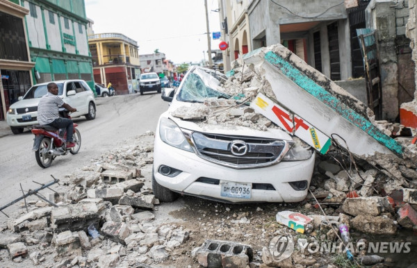 아이티 강진으로 건물 잔해에 깔린 자동차