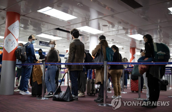 파리 근교 샤를드골 공항 입국 심사대 [AFP=연합뉴스자료사진]