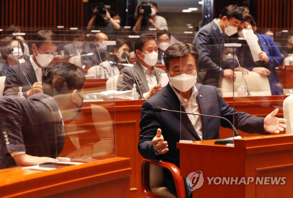 더불어민주당 윤호중 원내대표가 25일 서울 여의도 국회에서 열린 의원총회에서 대화하고 있다.