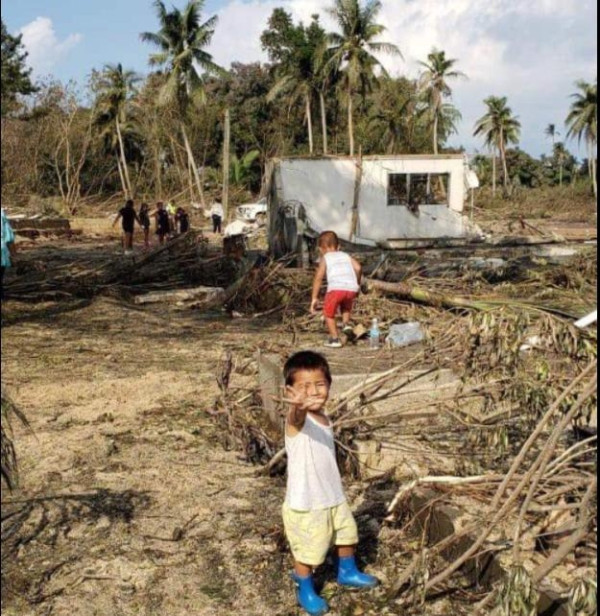 통가 화산 피해지역의 어린이 [하아타푸 비치 리조트 페이스북 캡처] (사진 출처: 연합뉴스)