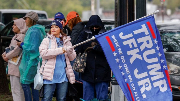 달라스 딜리 플라자에 모인 큐어넌 중 한 여성이 트럼프와 케네디 주니어의 깃발을 흔들고 있다. (사진 출처: 달라스 모닝뉴스)
