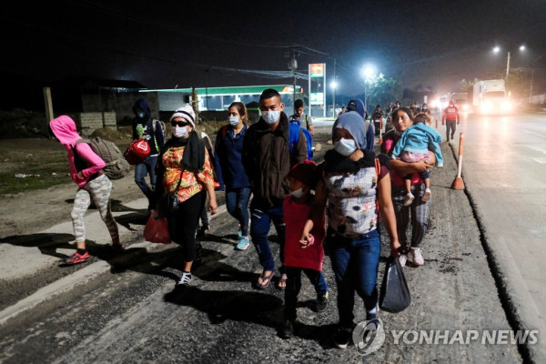 미국 향해 출발한 온두라스 이민자들 [로이터=연합뉴스]