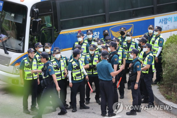 실종된 박원순 서울시장 수색 나선 경찰 (서울=연합뉴스) 김주성 기자 = 경찰에 박원순 서울시장이 실종됐다는 신고가 들어온 9일 오후 서울 종로구의 와룡공원에서 경찰이 수색을 시작하고 있다. 2020.7.9  utzza@yna.co.kr  &#038;lt;저작권자 (C) 연합뉴스 무단전재 및 재배포금지&#038;gt; 2020/07/09 19:36 송고