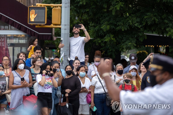 영화 개봉 행사에 모인 뉴욕 시민들