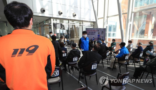 이상 반응에 대비 휴식실에서 대기하는 어르신 (서울=연합뉴스) 백승렬 기자 = 1일 서울시 성북구 예방접종센터에서 화이자 예방접종을 받은 성북구 75세 이상 어르신들이 혹시 모를 이상 반응에 대비하기 위해 휴식실에서 대기하고 있다. 성북구는 백신접종 부작용 또는 백신부족상황에 대한 구민 우려를 잠식시키고 공정성을 확보하기 위해 동 별 집단 접종이 아닌 국가유공자, 연장자순으로 원칙을 세웠다고 밝혔다.