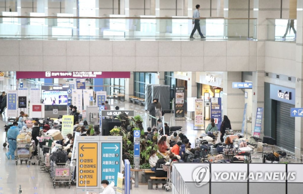 대기 중인 해외 입국객들 (영종도=연합뉴스) 김도훈 기자 = 영국발 변이 코로나19 바이러스가 국내에서 확인되는 등 코로나19 확산이 계속되고 있는 28일 오전 인천국제공항 1터미널 입국장에서 베트남 입국객 등이 지정장소에서 대기하고 있다. 2020.12.28 superdoo82@yna.co.kr