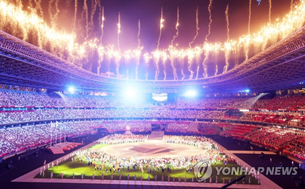 도쿄 올림픽 폐회식, 화려한 불꽃과 함께