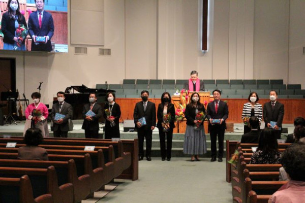 달라스중앙연합감리교회 장로 취임식에서 장로 임직자들이 인사를 하고 있다.