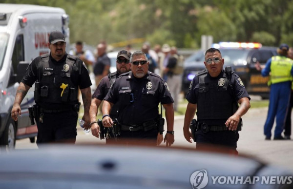 총격 당시 롭 초등학교에 출동한 경찰 (사진 출처: 연합뉴스)