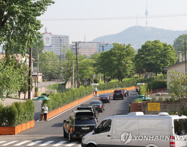 용산 대통령실로 출근하는 윤 대통령 (사진 출처: 연합뉴스)