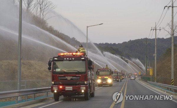 울진 삼척 산불 진화 작업 (사진 출처: 연합뉴스)