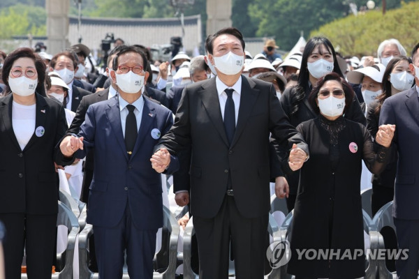 님을 위한 행진곡 제창하는 윤석열 대통령 (사진 출처: 연합뉴스)