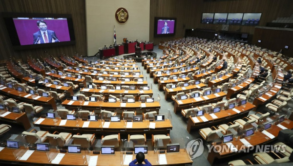 무제한토론에 빈자리 국회 본회의장 (사진 출처: 연합뉴스)