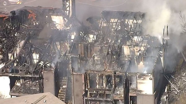 달라스 소재 더 그로브 아파트에서 화재가 발생해 해당 건물이 전소됐다(사진제공 NBC 5)