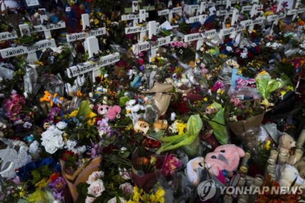 총격 참사 학교 추모 공간에 모인 꽃과 인형들 [사진 출처: AP /연합뉴스]