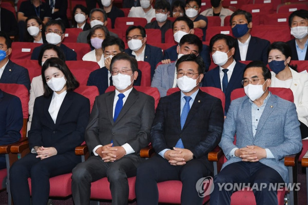 출구조사 결과발표 방송 지켜보는 더불어민주당 (사진 출처: 연합뉴스)