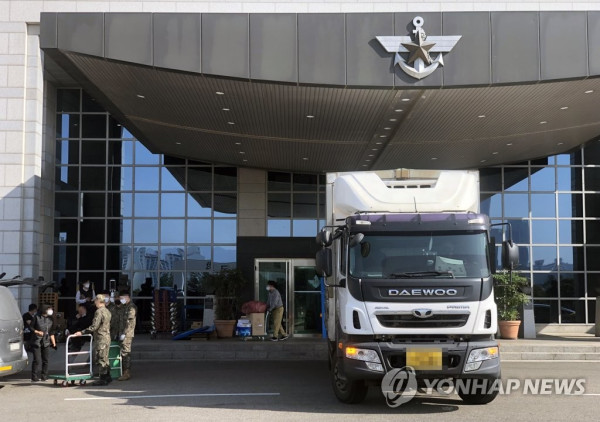 국방부 이사 시작…짐나르기 분주 (사진 출처: 연합뉴스)