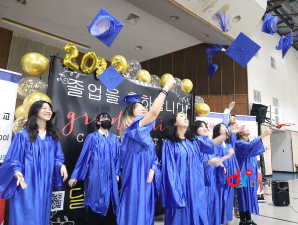 새달라스한국학교 졸업생들이 학사모를 던지며 힘찬 출발을 약속했다.