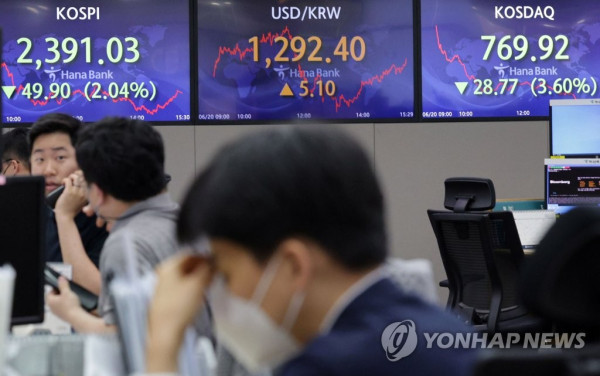 코스피 -2.04%·코스닥 -3.60%…연일 동반 연저점 경신 (사진 출처: 연합뉴스)