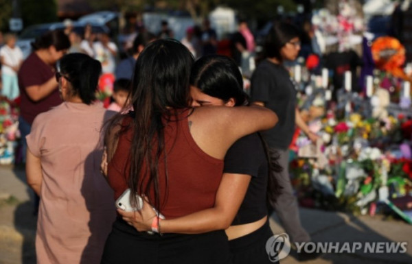 유밸디의 초등학교 총기 참사 현장에서 서로를 위로하는 시민들 [사진 출처: 로이터 /연합뉴스]