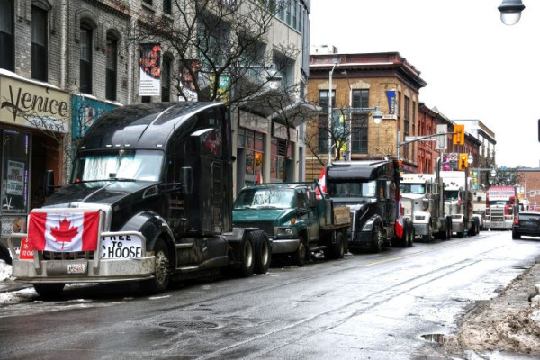 2022년 2월 10일 캐나다 오타와 시내에 있는 뱅크 가에 한 줄로 늘어선 트럭 