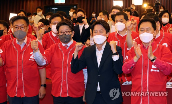 출구조사 방송에 환호하는 국민의힘 (사진 출처: 연합뉴스)