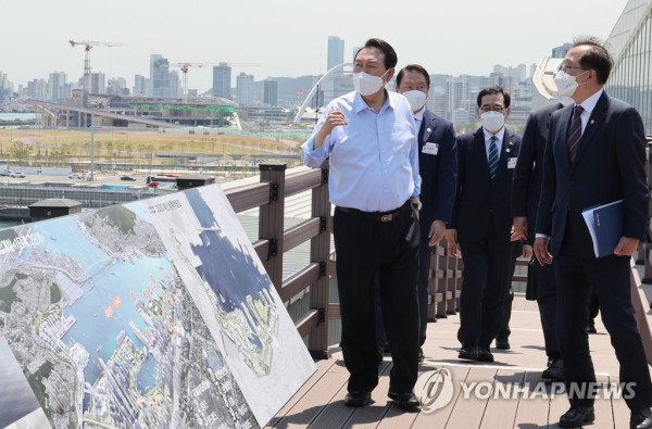 부산엑스포 부지 살펴보는 윤 대통령 (사진 출처: 연합뉴스)