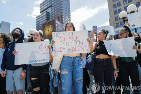 미 전역에서 학생 수천명이 총기 규제 강화를 촉구하며 시위했다. (사진 출처: 연합뉴스)