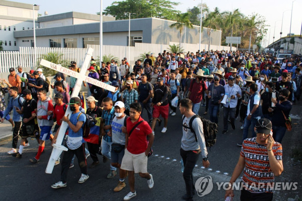 멕시코 남부 타파출라에서 북상을 시작한 미국행 캐러밴(사진출처: 연합뉴스)