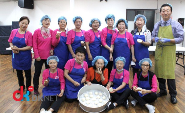 달라스 한국 어머니회 회원들이 함께 찐빵 공정을 도왔다.