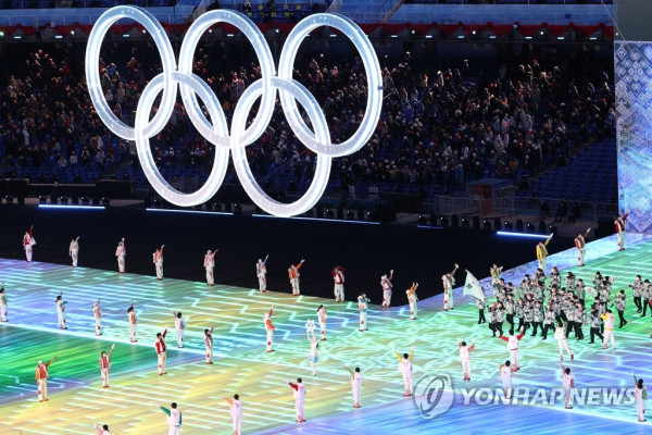 4일 오후 중국 베이징 국립경기장에서 열린 2022 베이징 동계올림픽 개회식에서 대한민국 선수단이 입장하고 있다.(베이징=연합뉴스) 
