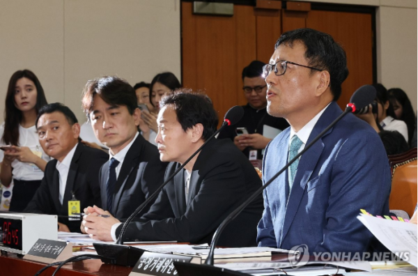 30일 오전 국회 정무위원회에서 열린 &#039;티몬·위메프 정산 및 환불 지연 사태&#039; 관련 긴급 현안질의에서 구영배 큐텐그룹 대표가 의원 질의에 답변하고 있다 (사진 출처: 연합뉴스)