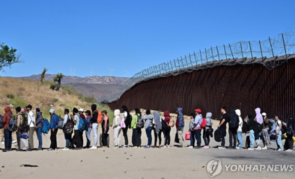 지난달 5일 멕시코와 접한 미국 캘리포니아주 자쿰바 핫스프링스에 도착한 사람들이 미국 관세국경보호국 절차를 위해 기다리고 있다. (사진 출처: 연합뉴스)