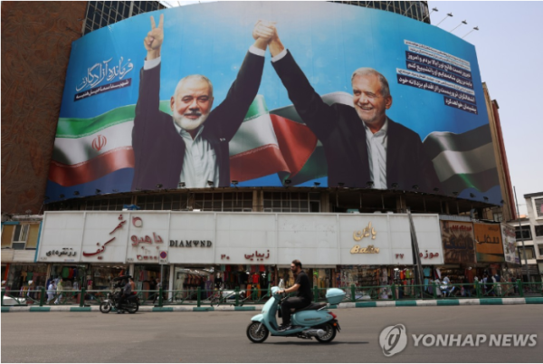 지난 1일(현지시간) 이란 수도 테헤란 시내에 마수드 페제시키안 신임 대통령이 하마스 지도자 이스마일 하니예와 손잡고 있는 모습이 담긴 대형 간판이 설치된 모습 (사진 출처: 연합뉴스)