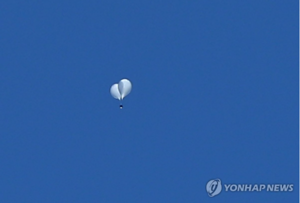 용산구 하늘에 뜬 대남 쓰레기 풍선 추정 물체 (사진 출처: 연합뉴스)