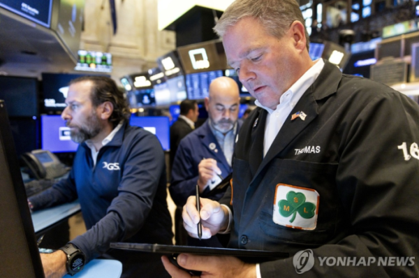 미국 뉴욕증권거래소(NYSE)에서 트레이더들이 업무를 보고 있다 (사진 출처: 연합뉴스)