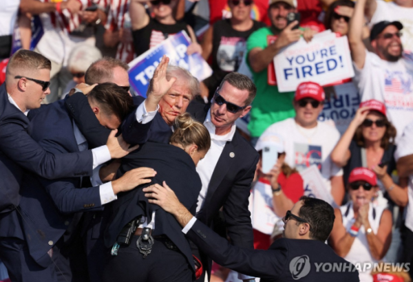 피격 직후 도널드 트럼프 전 미국 대통령 (사진 출처: 연합뉴스)